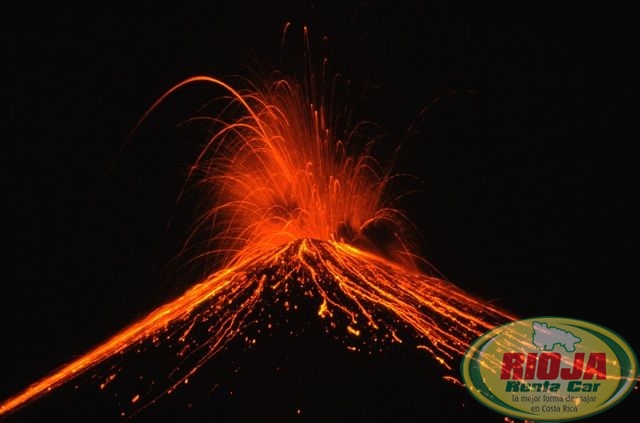 Volcán Arenal Retumba Espectáculo de Luces de la naturaleza